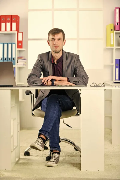 Férfi laptop számítógép munka az irodában, junior munkakör koncepció — Stock Fotó