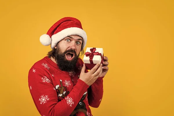 Alegre hipster masculino con barba y bigote con sombrero de santa para la celebración de la fiesta de Navidad, felices fiestas — Foto de Stock