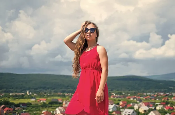 Menina bonita adolescente com cabelos longos em vestido e óculos de sol, verão — Fotografia de Stock