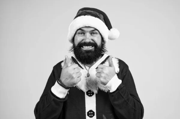 Diversão de Natal. Feliz Natal. Feliz Natal. homem barbudo alegre em traje de Papai Noel. hipster brutal comemorar a festa de Natal. preparações de férias de inverno. presente e venda de compras de presente. feliz ano novo — Fotografia de Stock