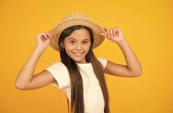 女の子の小さな子供の帽子は夏休みを祝う、太陽のキスコンセプト — ストック写真