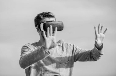 Artırılmış gerçeklik. Modern teknolojiyi kullan. Mühendislik projesi. Sanal gerçeklik gözlükleri. Dijital gelecek ve yenilik. Sanal gerçeklik. Siber uzay. Oyun online. Adam kablosuz VR gözlük takıyor.