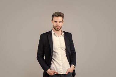 Kişisel tarzını takip ediyor. Bakımlı saç stili. Erkek güzellik ve moda. Sakallı adam için resmi ofis kostümü. Tıraşsız, kıllı, yakışıklı bir adam. Kuaför konsepti. Genç ve kendinden emin patron.