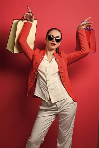Divatos nő elegáns ruhákban tartsa bevásárló táskák, kedvezmény — Stock Fotó