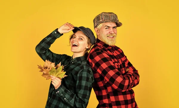 Aventura de outono. homem barbudo e menina pico cap. casal retro de agricultores. Hora da colheita. Férias de outono de Ação de Graças. em cores de outono. A fazer xarope de bordo. folhas caindo, elementos florais outono — Fotografia de Stock