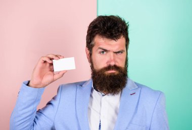 İşte benim adım. İş için banka hizmetleri. Kartvizit tasarımı. Beni aramaktan çekinme. İş adamının elinde boş bir kart var. Sakallı adam kart kopyalama alanı göster. Burada öyle yazıyor. Al bakalım. Kendimle gurur duyuyorum.