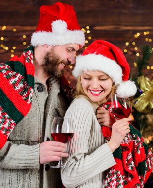 Hassas bir an. Selamlama zamanı. Çift kendini rahat hissediyor. Birbirine aşık çift Noel Baba şapkası. Hediye zamanı. Kadınlar ve erkekler Xmas 'ı sever. Mutlu yıllar. Tatil kutlaması. Mutlu noeller. Aile şarabı.