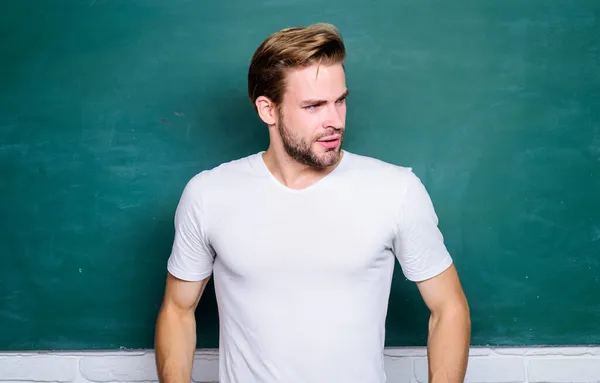 Professeur devant un tableau noir. Enseigner pourrait être plus amusant. Avantages pour les enseignants primaires masculins sont abondants. Professeur conférencier intéressant. Joyeuse journée des professeurs. Maître de la simplification — Photo