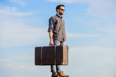 Tatil zamanı. Seyahat acentesi. İş gezisi. Yakışıklı bir gezgin. Klasik valizli bir adam. Bagaj konsepti. Bagajla seyahat et. Gezgin blogcu. Eşyalarını bagajda taşıyan bir adam.