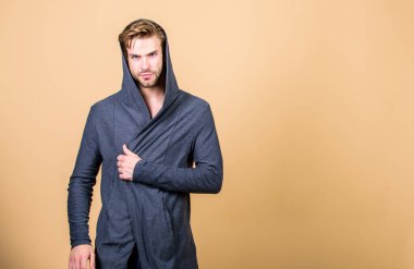 Harika bir tarzı var. Erkek manken. Moda kapüşonlu ceketli adam. Kot tarzında seksi maço. Mükemmel kaslı adam görünüşü. Erkek modası ve güzellik. Tıraşsız adam. Boşluğu kopyala