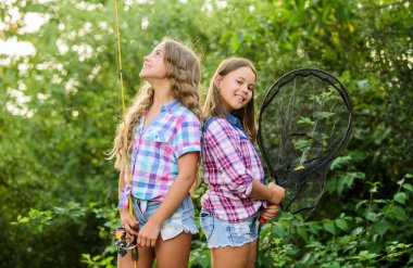 Balık tutmaya hazırım. Yaz hobisi. Ağlı ve sopalı çocuklar. Yaz tatili hafta sonu. Uçan Balık Zamanı. Küçük çocuklar kampta vakit geçirir. Eğleniyorum. Balıkçı. İki kız balık tutuyor. Büyük balık avı