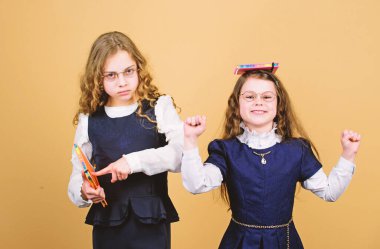Bilgi günü. Sınavı geç. Stres anksiyete ye neden olur. Okulda stresli bir gün. Eğitim, kişinin okulda öğrendiklerini unuttuktan sonra geriye kalan şeydir. Kız okulu öğrencileri. Okula geri dön