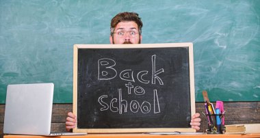Öğretmen ya da okul müdürü okul için yazıt ağırlamaktadır. Okul hayatının stres dolu. Eğitimci Blackboard saklanıyor. Öğretim yılı başında korkmuş bir adam. Blackboard dışarı bakmak öğretmen