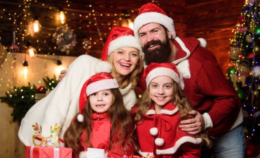 İyi tatiller. Aile geleneği. Aileler ve çocuklar Noel için heyecanlı. Noel arifesinde sakallı bir adam ve güzel kızları olan bir anne. Ailenle vakit geçir. Aile dostu kış tatili.