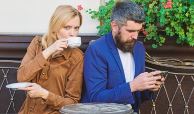 Kız arkadaş, ihanet SMS. Acımasız sakallı hipster ve kız içecek kahve. Sabah kahvesi. kadın ve sakal ile adam kafede rahatlayın. Romantik randevuya aşık bir çift. İlk kız ve olgun adam karşılamak