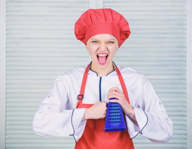 Gerçekten keskin. Önemli miktarda pişirme yöntemi için yararlıdır. Temel pişirme süreçleri. Malzemeleri doğrayın. Yemek pişirmek için malzeme hazırlayın. Kız rende kullanır. Usta şef veya amatör pişirme sağlıklı gıda