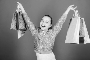 Daha iyi görün. Kara Cuma. İndirim. Alışveriş günü. Çocuk demet paketleri tutun. Çocuk modası. Doğum günü kızı. Sürpriz hediye. Alışveriş çantaları mor arka plan ile kız. Alışveriş ve satın alma