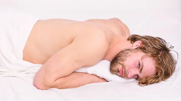 Здоровые привычки сна. Человек небритый бородатый кровать для сна. Пора вздремнуть. Концепция сна и отдыха. Почувствуйте себя комфортно и расслабиться. Мужчина красивый парень спит. Сон жизненно важен для вашего физического и психического здоровья — стоковое фото