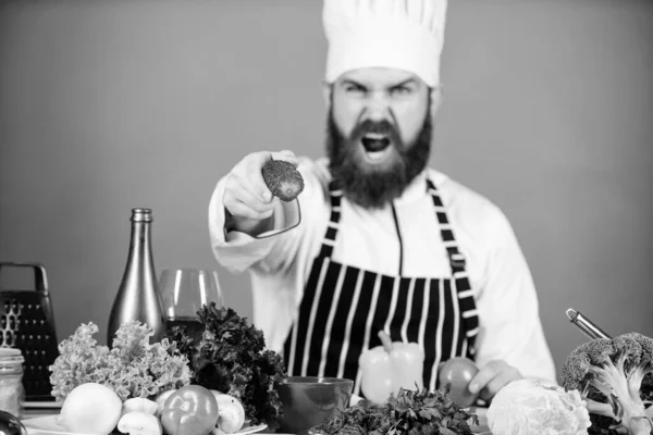 Chef-kok man in hoed. Geheime smaak recept. Bearded Man koken in keuken, culinair. Vegetarische. Volwassen chef-kok met baard. Dieet en biologisch voedsel, vitamine. Gezond eten koken. Vind het niet leuk — Stockfoto