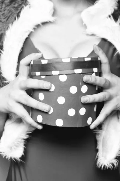 女性的手拿着礼品盒。圣诞节礼物打开包装。女孩性感的乳房抱着礼品盒。准备出其不意性感的桑塔给你带来礼物。新年和圣诞节礼物的概念。性感的超能力 — 图库照片