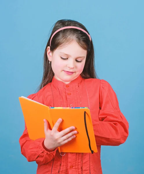 Soy un reportero. Adorable reportero escolar. Una niña pequeña escribiendo una historia periodística en un cuaderno. Siendo una reportera sabe las preguntas que debe hacer. —  Fotos de Stock
