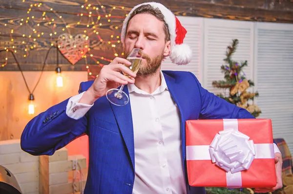À la tienne. Bonne année et joyeux Noël. Homme barbu homme d'affaires célébrer le nouvel an avec un verre de champagne et boîte cadeau. Fête du Nouvel An. Enthousiaste costume formel gestionnaire célébrer fête d'entreprise — Photo