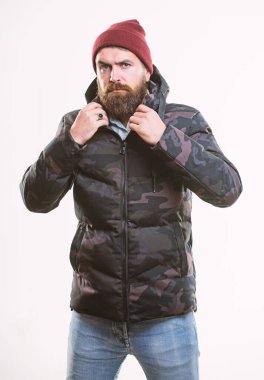 Adam beyaz arka plan üzerinde izole kukuleta ile sıcak kamuflaj desen ceket parka hazır. Adam şapka ve siyah kış ceket giymek. Hipster kış moda. Kış şık erkek giyim. Rahat kış kıyafeti