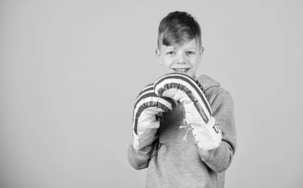 Ημέρα ανεξαρτησίας των ΗΠΑ. Ευτυχισμένο παιδικό σπορ με γάντια του μποξ. Δίαιτα γυμναστικής. την ενεργειακή υγεία. προπόνηση του μικρού αγοριού μποξέρ. να χτυπάς νοκ-άουτ. Δουλεύει στους μυς του. Αθλητική επιτυχία. αθλητικά ρούχα — Φωτογραφία Αρχείου