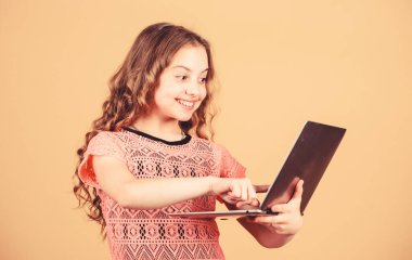 online alışveriş. okul projesi. dizüstü ile mutlu küçük kız. dijital çağda çocuk gelişimi. web cam tarafından görüntülü arama. evde eğitim. iş video konferans. Sıkıcı ev ödevi