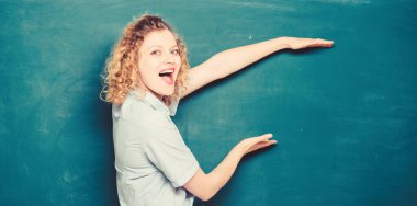 Hatırlanması gereken önemli bir bilgi. Öğrencilerin en iyi öğretmeni. Basitleştirmede iyi bir öğretmen. Öğretmenlik daha eğlenceli olabilir. Karatahtanın önündeki kadın öğretmen. Öğretmen zor konuyu açıkla