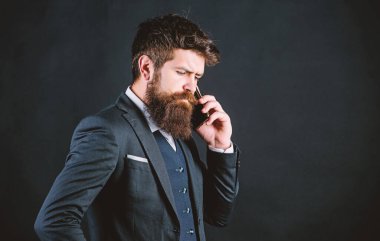 Mobil arama konsepti. Resmi takım elbise birini çağırır. Mobil arama konuşması. Mobil görüşmeler. İşadamı iyi bakımlı olgun adam akıllı telefon tutun. Adam çağrı arkadaş siyah arka plan standı