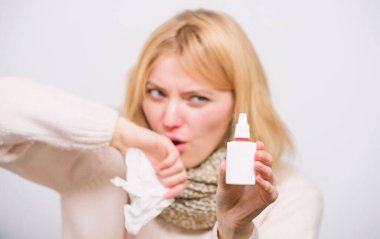 Her burun iki kez gerektiği gibi sık. Hasta kadının burnuna ilaç püskürtme. Sağlıksız kız için burun akıntısı burun spreyi kullanarak. Soğuk ya da alerjik rinit tedavisi. Burun soğuk veya anti Hemşirelik kız