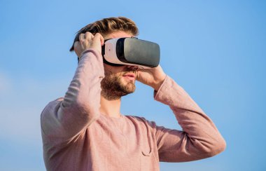 Sanal gerçeklik gözlükleri. Artırılmış gerçeklik. Oyuncu konsepti. Modern teknoloji. Dijital gelecek ve yenilik. Siber uzay. Sanal gerçeklik. Kablosuz sanal gerçeklik gözlüklü yakışıklı adam. Oyun çevrimiçi