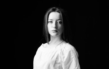 Güzelleştirici yüz saç ve cilt. Kozmetoloji ve güzellik. Günlük basit makyaj. Çekici kadın uzun saç portresi. Doğal güzellik. Doğal güzelliklerle parlıyor. Pretty kız cilt bakımı ve makyaj