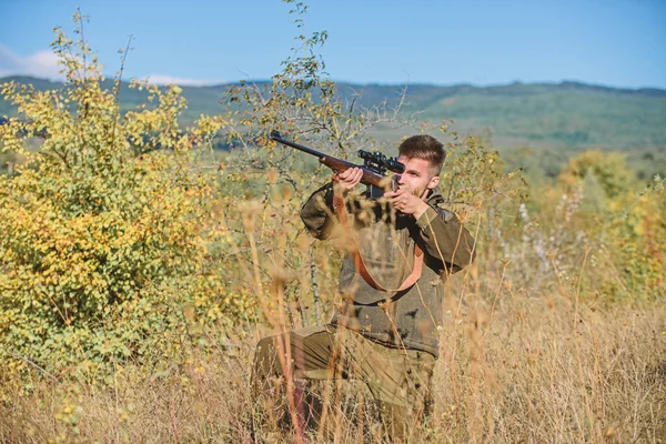 Viser les compétences. Permis de chasse. Le chasseur barbu passe ses loisirs à chasser. Matériel de chasse pour les professionnels. La chasse est un passe-temps masculin brutal. Un homme qui vise la nature. Chasseur tenir fusil — Photo