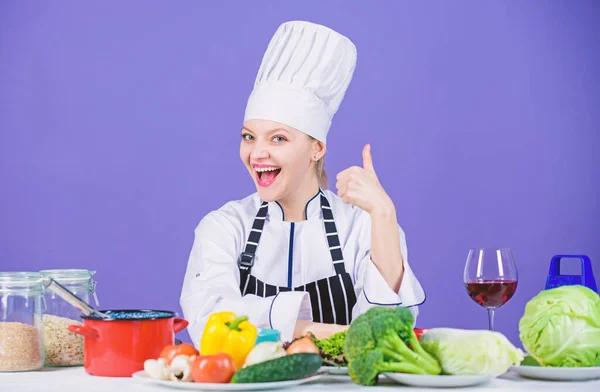 Förvandla ingredienser till läcker måltid. Kulinariska färdigheter. Kvinna kock bära hatt förkläde nära tabell ingredienser. Flicka bedårande kock lära kulinariska. Bästa kulinariska recept att prova hemma. Perfekt recept — Stockfoto