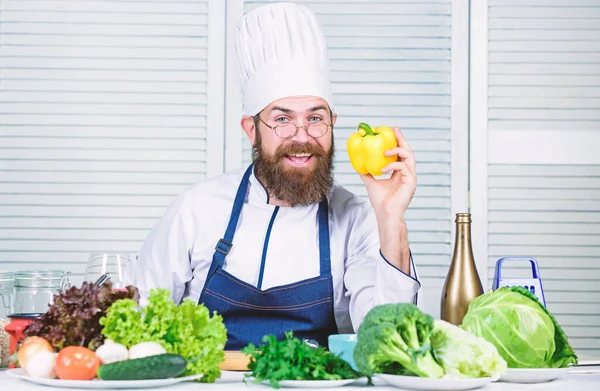 Njut av din måltid. man i hatten. Hemlig smak recept. Bantning och ekologisk mat, vitamin. Bearded Man Cook i köket, kulinariska. Hälsosam mat matlagning. Vegetarisk. Mogen med skägg — Stockfoto