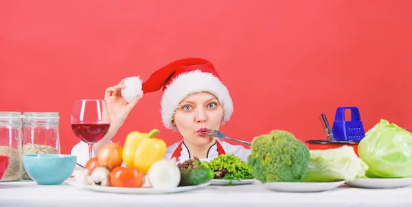 Vrouwelijke chef-kok of huisvrouw die kookt terwijl ze een kerstmuts draagt. De beste kerstrecepten. Kerstdiner idee. Geniet van makkelijke ideeën voor kerstfeest. Gezonde kerstvakantie recepten. Feestelijke menukeuze — Stockfoto