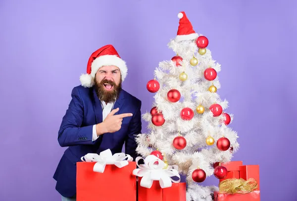 Guarda un po '. Uomo Babbo Natale in preparazione per le celebrazioni. Concetto di tradizione. La routine di dicembre. Bellissimo arredamento. Addobbi natalizi. Albero di Natale riutilizzabile. Decorazioni invernali. Decorare albero di Natale — Foto Stock