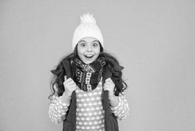 Yeni yıl tatiline hazırım. kopyalama alanı. Hipotermi yok. Şaşırmış bir kız giysi katmanları giyiyor. Kış mevsiminde kalın giysiler. Soğuk hava tahmini. Çocuk modası ve alışveriş. xmas zamanı