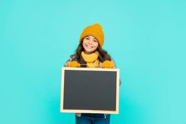 Okula dönüyorum. Şapka tutan neşeli çocuk. çocukluk.