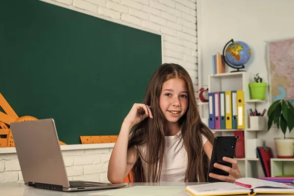Surfování na internetu. Šťastné dětství. dospívající dívka studuje ve třídě. zpět do školy. — Stock fotografie