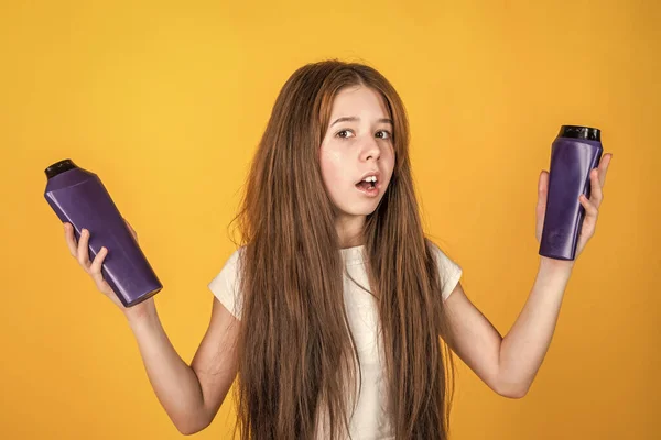 10代の女の子シャンプーとコンディショナーで髪を洗う,ヘアケア — ストック写真