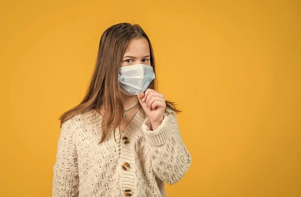 Beteg lány gyerek védő maszk alatt covid19 járvány kitörése, egészség — Stock Fotó