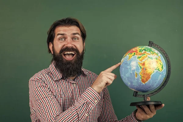 El mejor lugar. profesor universitario de geografía. de vuelta a la escuela. educación informal. feliz maestro maduro apuntando al globo. hombre barbudo geógrafo trabajo en el aula con mapa. prepararse para el examen — Foto de Stock