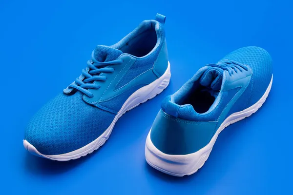 Para wygodnych butów sportowych. sportowe niebieskie trampki. buty na niebieskim tle. — Zdjęcie stockowe