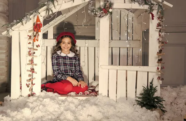 Fiesta de Navidad. vacaciones de invierno y vacaciones. Niño en boina francesa. niño disfrutar de la composición navideña. Feliz infancia. decorar el hogar con decoración de Navidad. celebración del año nuevo. esperar a santa — Foto de Stock