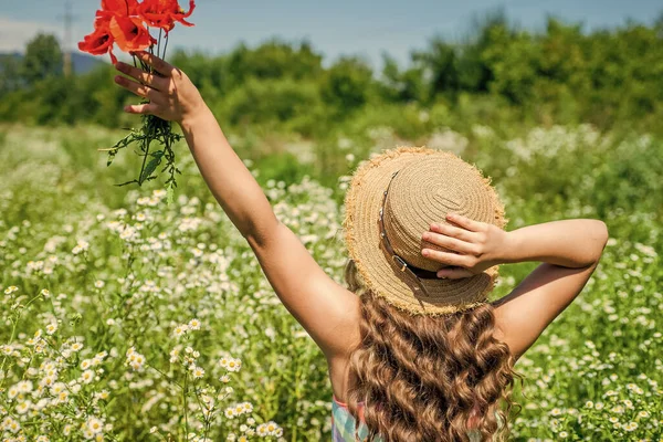 Botanik saç bakım ürünleri sağlıklı bukleler içindir. Küçük kız dalgalı saçlara şapka takıyor. Kuaför salonu. Kaplıca ve güzellik. Yaz saç bakımı. Çiçek kokusu şampuanı. Bitkisel bakım. Doğal kozmetikler. Doğa en iyisini bilir.