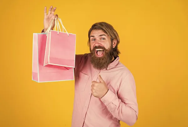 Brutal homme barbu tenir cadeau ou paquet cadeau, célébration — Photo