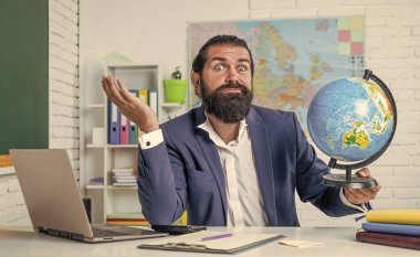 Nereye gideceğimi. Öğretmenler günün kutlu olsun. Sakallı vahşi adam kostüm giyiyor. gayri resmi eğitim. Erkek öğrenci ders sırasında sınıfta oturur. Sınavı geç. Konuyu öğrenmek. Okula geri dön.